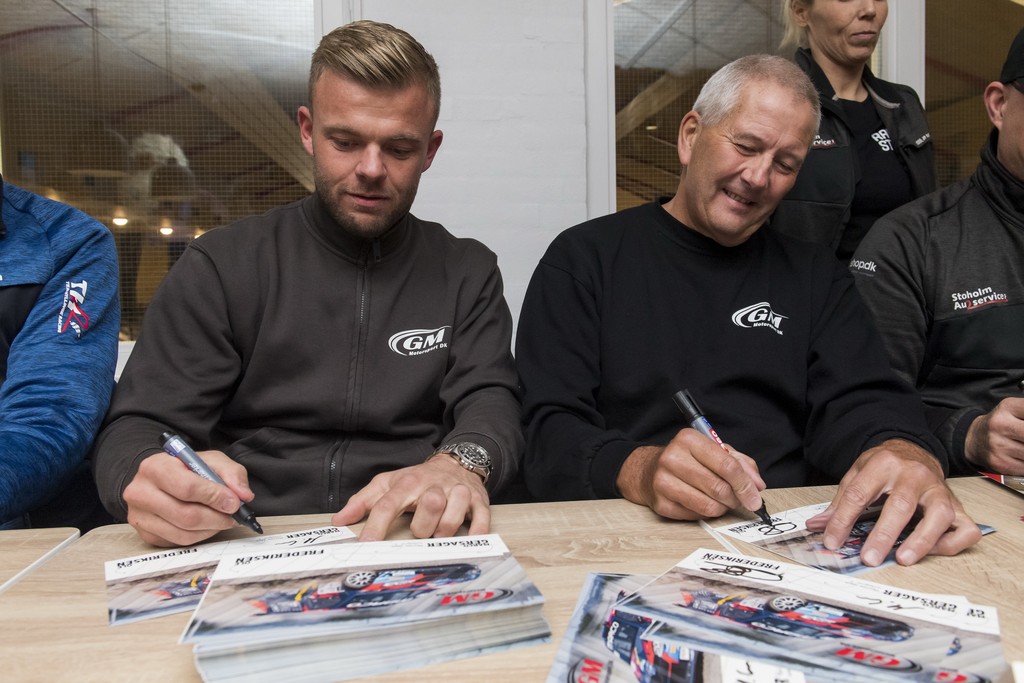 Marco Gersager og Ole R. Frederiksen indledte Rally Stoholm med autografskrivning
(Foto: Jokum Tord Larsen)